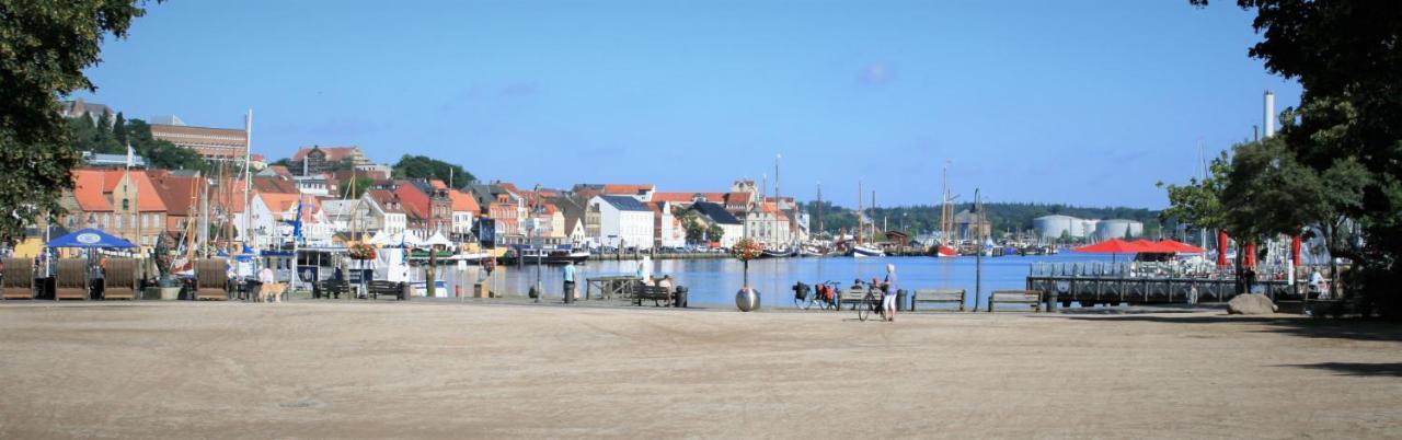 Zentrale Ferienwohnung Anker Im Sonnenblumenhaus Flensbourg Extérieur photo